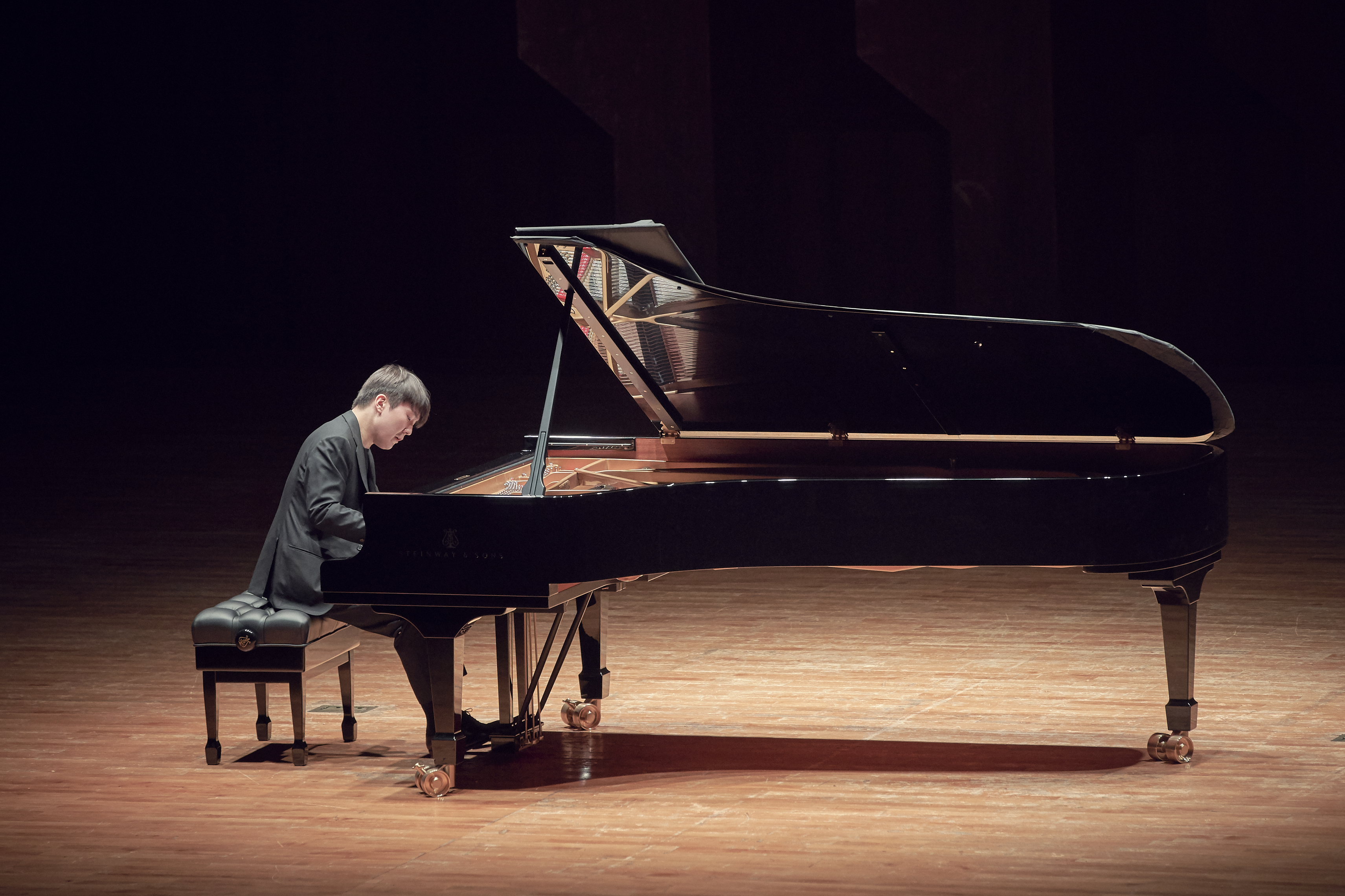 피아니스트 조성진이 4일 오후 서울 예술의전당 콘서트홀에서 리사이틀을 갖고 연주하고 있다. 크레디아 제공