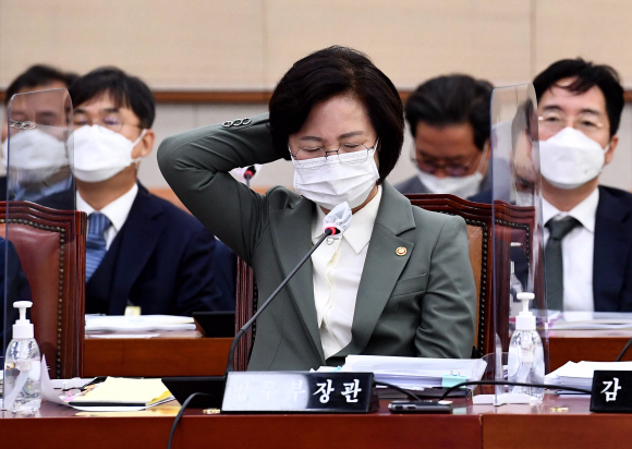 추미애 법무부 장관이 5일 국회 법제사법위원회에 출석해 질의를 받던 중 머리를 만지고 있다. 김명국 선임기자 daunso@seoul.co.kr