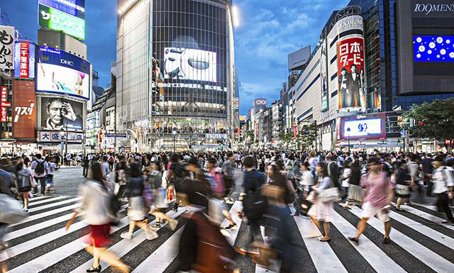 일본 도쿄 시부야역 앞을 분주히 지나는 사람들. 시간의 소용돌이에 휩쓸린 대도시의 삶은 느린 걸음과 깊은 사색에서 거리를 두게 되기 마련이다. 신간 ‘도시와 산책자’는 근대도시에서 보편화한 산책의 의미를 현대의 일상으로 복원한다. 사월의책 제공