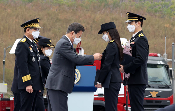 명예소방관 위촉장 수여하는 문 대통령
