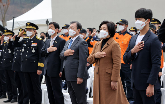 국기에 경례하는 문 대통령