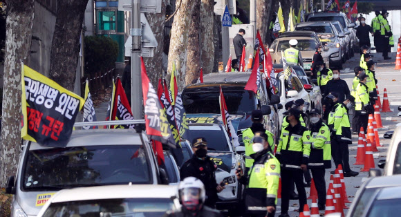 차량집회 준비하는 보수단체 회원들