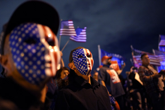 6일(현지시간) 네바다주 라스베이거스에 모인 트럼프 지지자들. AP