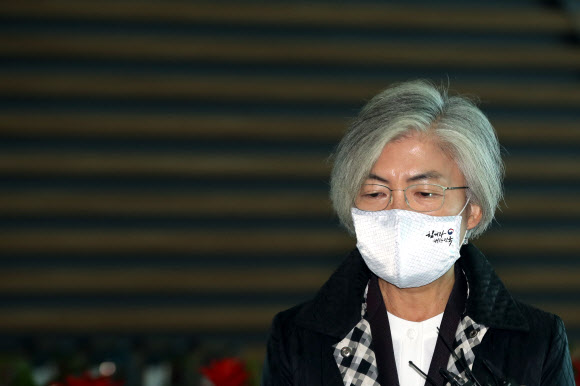 취재진 질문에 답하는 강경화 장관