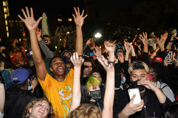 ‘바이든 승기’에 환호하는 지지자들