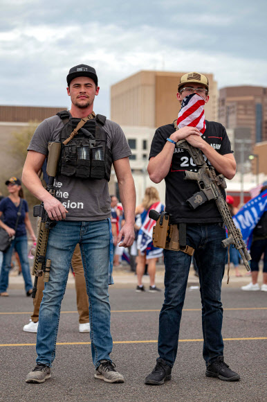대선 개표장에 총 들고나온 트럼프 지지자들