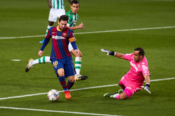 스페인 프로축구 FC바르셀로나의 리오넬 메시가 8일 열린 레알 베티스와의 홈 경기에서 팀이 3-2로 쫓기던 후반 37분 필드골을 터뜨리고 있다. EPA 연합뉴스