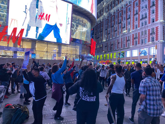 함께 춤추며 기쁨 나누는 뉴요커들