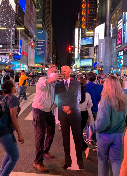 타임스스퀘어에서 ‘바이든과 함께 셀카’