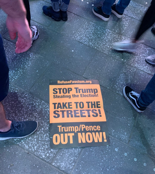 ‘트럼프/펜스 당장 아웃’