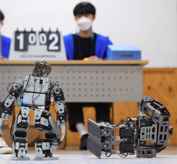 8일  서울 도봉구 시립창동청소년센터에서 열린 ‘청소년 로봇대전 K로봇대회 위드(With) 로빛’에서 휴머노이드 부분에 참가한 청소년들의 로봇이 경기를 펼치고 있다. 서울시와 광운대학교가 주최하는 K로봇대회 With 로빛은 전국 청소년들이 로봇에 대한 기초학습 능력을 키우고 창의력과 과학적 사고력 배양을 위해 마련됐다. 2020.11.8. 김명국 선임기자 daunso@seoul.co.kr