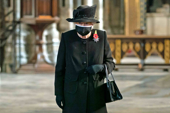 엘리자베스 2세(94) 영국 여왕이 공식 석상에서 처음으로 마스크를 착용했다. AP 연합뉴스