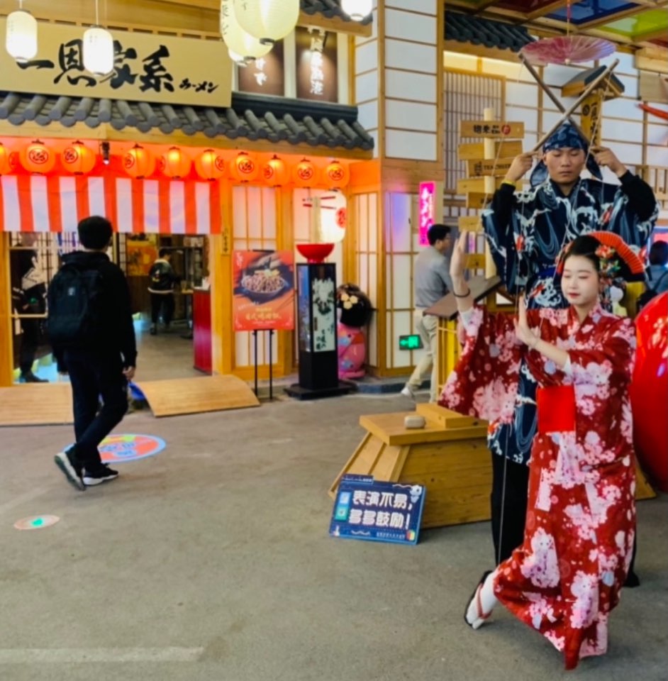 최근 중국 장쑤성 옌청 도심의 일본식당가. 종업원들이 일본 전통 복장인 기모노를 입고 음식점 홍보를 하고 있다. 2012년 영토분쟁으로 극에 달한 중국 내 반일감정은 이제 많이 누그러든 상태다.