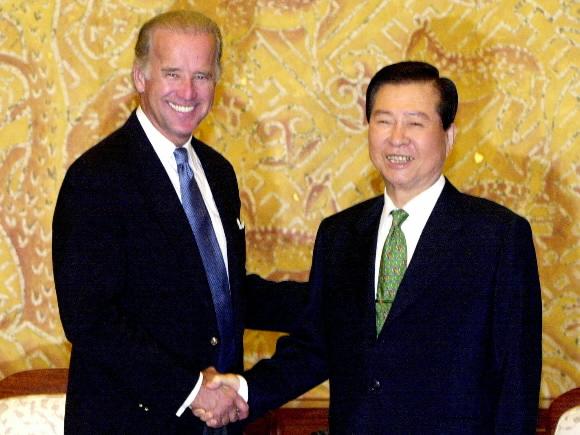 김대중(오른쪽) 전 대통령이 지난 2001년 미 상원 외교위원장으로 방한한 조 바이든 미국 대통령 당선자를 접견하고 있다. 서울신문 포토라이브러리