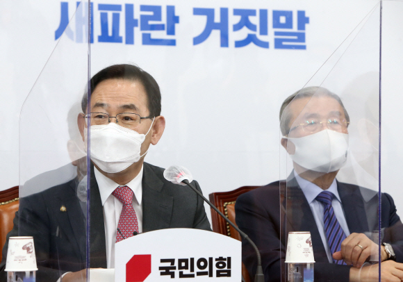 국민의힘 주호영 원내대표(왼쪽)가 9일 국회에서 열린 비상대책위원회의에서 모두발언하고 있다. 2020. 11. 9 정연호 기자tpgod@seoul.co.kr