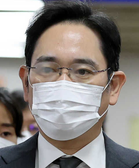 법정 향하는 이재용 부회장