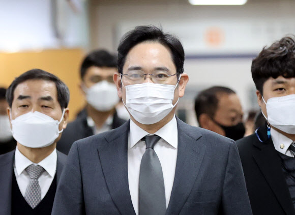법정 향하는 이재용 부회장