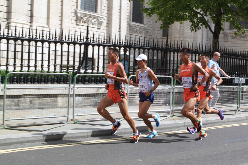 런던에서 열린 2017 런던 세계육상선수권대회 42.195㎞ 풀코스 남자 마라톤에 신광식이 뛰고 있다. 왼쪽에서 2번째가 신광식.  대한육상연맹 제공