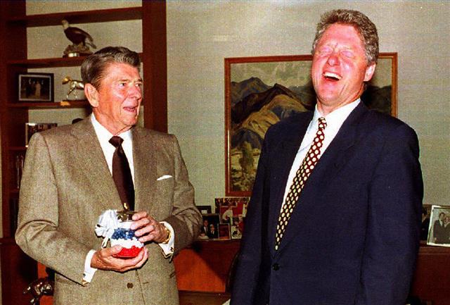 1992년 12월 당선인 신분이었던 민주당 빌 클린턴(오른쪽) 전 미국 대통령이 로널드 레이건 전 대통령과 만나 환담을 나누고 있다. 이 자리에서 레이건이 담배를 줄이는 법에 대해 농담 섞인 덕담을 내놓자 클린턴이 파안대소하고 있다. AFP 연합뉴스