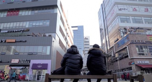 200년 후 대한민국 미래를 지금의 서울에서 바라본 영화 ‘구직자들’의 한 장면. 익숙한 서울을 배경으로 낯선 미래를 그린 영화 끝엔 질문이 남는다. 인간은 무엇을 위해 살까, 우린 미래에 오히려 지금을 그리워하게 될까.<br>필름_인시즌 제공