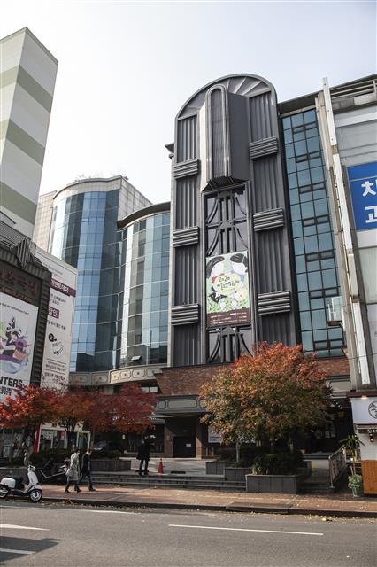 단성사, 피카디리와 함께 종로의 영화 트로이카를 형성했던 서울극장. 서울미래유산으로 지정됐다.