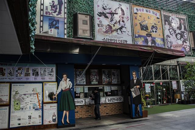 1969년 낙원상가와 함께 개관한 허리우드극장은 서울미래유산이다. 단돈 1000원짜리 실버극장으로 운영되는 건물과 매표소에는 알록달록한 추억의 영화 포스터들이 붙어 있다.