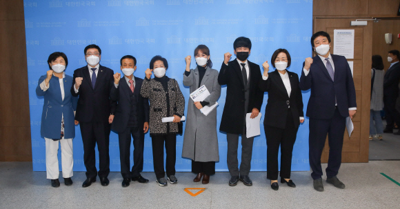 10일 오전 서울 여의도 국회 소통관에서 열린 구하라법(부양의 의무를 현저히 게을리한 자를 상속결격사유에 포함하는 민법1004조 개정안 등) 통과 촉구 기자회견을 마친 뒤 서영교 행정안전위원장과 순직한 소방관 고(故) 강한얼씨 유족, 고(故) 구하라 오빠 구호인씨 등이 촉구 구호를 외치고 있다.2020. 11. 10. 김명국 선임기자 daunso@seoul.co.kr