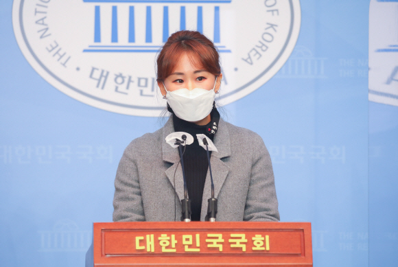 순직한 소방관 고(故) 강한얼씨 언니 강화현 씨가 10일 오전 서울 여의도 국회 소통관에서 열린 구하라법(부양의 의무를 현저히 게을리한 자를 상속결격사유에 포함하는 민법1004조 개정안 등) 통과 촉구 기자회견에서 발언하고 있다.2020. 11. 10. 김명국 선임기자 daunso@seoul.co.kr