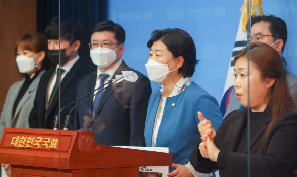 10일 오전 서울 여의도 국회 소통관에서 열린 구하라법(부양의 의무를 현저히 게을리한 자를 상속결격사유에 포함하는 민법1004조 개정안 등) 통과 촉구 기자회견에서 서영교 행정안전위원장이 발언하고 있다.2020. 11. 10. 김명국 선임기자 daunso@seoul.co.kr