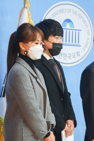 10일 오전 서울 여의도 국회 소통관에서 열린 구하라법(부양의 의무를 현저히 게을리한 자를 상속결격사유에 포함하는 민법1004조 개정안 등) 통과 촉구 기자회견에서 순직한 소방관 고(故) 강한얼씨 언니 강화현 씨, 고(故) 구하라 오빠 구호인씨가 참석하고 있다.2020. 11. 10. 김명국 선임기자 daunso@seoul.co.kr