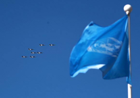 유엔연합기 지나는 블랙이글스