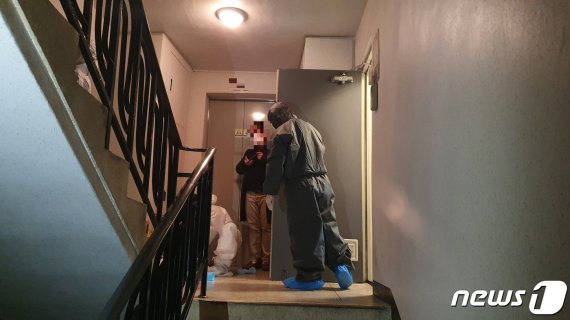 6일 오후 전북 익산시 한 아파트 집 안에서 가족 4명 중 3명이 숨진 채 발견된 가운데 경찰이 현장감식을 하고 있다/뉴스1