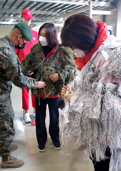 길리슈트 입어보는 ‘어머니 장병 모니터링단’