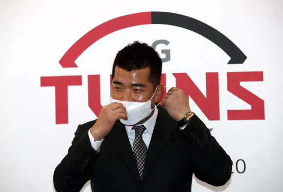 은퇴 기자회견 참석한 정근우