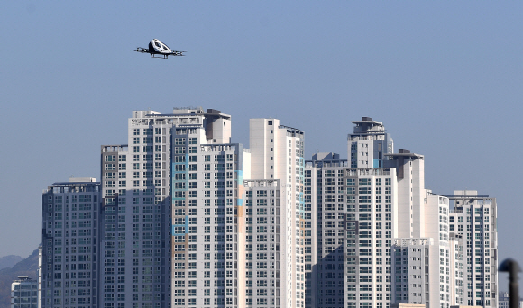 11일 서울시와 국토교통부 주최로 서울 여의도 한강공원 물빛무대에서 열린 도심항공교통(UAM) 실증비행 행사에서 중국 이항사의 2인용 드론택시 ‘EH216’ 기체가 한강시민공원(마포대교 남단) 부근 상공을 선회하고 있다. 이번에 선보인 시범비행 기체는 적재중량 22Kg, 최대속도 130km/h, 최대고도 3,000m이다. 2020.11.11. 오장환 기자 5zzang@seoul.co.kr