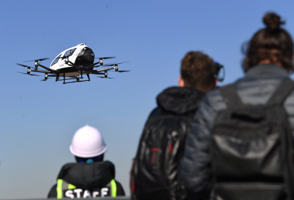 11일 서울시와 국토교통부 주최로 서울 여의도 한강공원 물빛무대에서 열린 도심항공교통(UAM) 실증비행 행사에서 중국 이항사의 2인용 드론택시 ‘EH216’ 기체가 한강시민공원(마포대교 남단) 부근 상공을 선회하고 있다. 이번에 선보인 시범비행 기체는 적재중량 22Kg, 최대속도 130km/h, 최대고도 3,000m이다. 2020.11.11. 오장환 기자 5zzang@seoul.co.kr