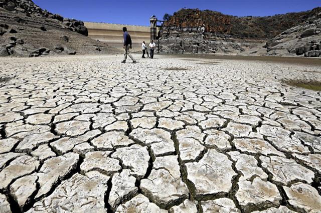 남아프리카공화국 케이프타운에서는 몇 년째 이어지는 극심한 가뭄 때문에 물이 바닥나 도시 전체 물 사용량이 ‘0’에 가까운 ‘데이제로’ 상황이 자주 발생하고 있다. 미국 예일대 환경대학원 제공