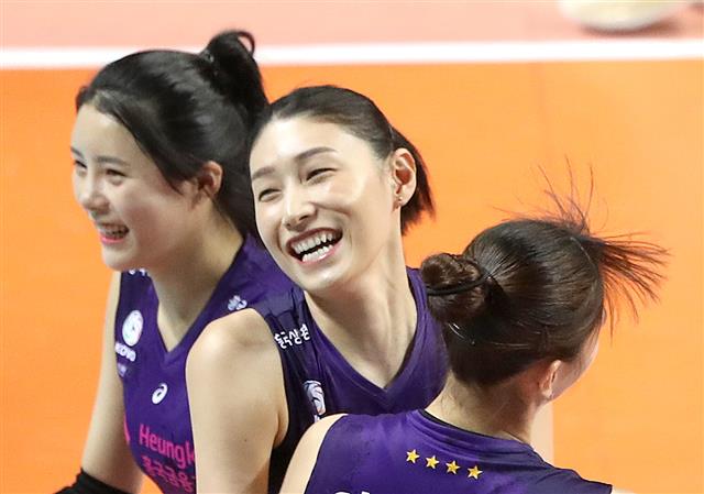 11일 오후 서울 중구 장충체육관에서 열린 ‘2020-21시즌 도드람 V리그’ 여자부 GS칼텍스와 흥국생명의 경기에서 김연경이 득점 성공후 기뻐하고 있다. 2020.11.11 뉴스1