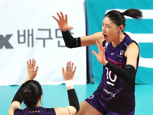 11일 오후 서울 중구 장충체육관에서 열린 ‘2020-21시즌 도드람 V리그’ 여자부 GS칼텍스와 흥국생명의 경기에서 흥국생명 김연경이 득점 성공 후 기뻐하고 있다. 2020.11.11 뉴스1