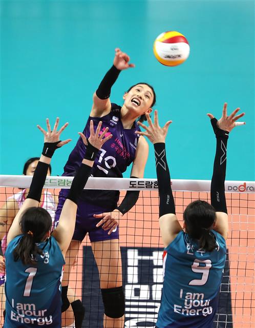 11일 오후 서울 중구 장충체육관에서 열린 ‘2020-21시즌 도드람 V리그’ 여자부 GS칼텍스와 흥국생명의 경기에서 흥국생명 김연경이 공격하고 있다. 2020.11.11 뉴스1