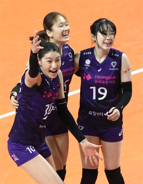 11일 오후 서울 중구 장충체육관에서 열린 ‘2020-21시즌 도드람 V리그’ 여자부 GS칼텍스와 흥국생명의 경기에서 흥국생명이 3-2로 경기 승리 후 기뻐하고 있다. 2020.11.11 뉴스1