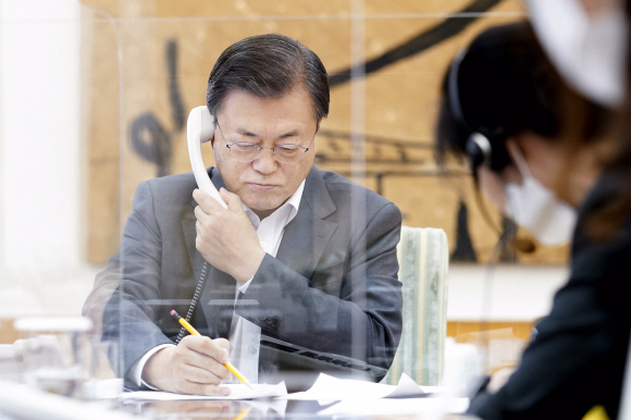 문재인 대통령이 12일 오전 청와대에서 조 바이든 미국 대통령 당선인과 전화통화하고 있다.2020.11.12. 청와대 제공