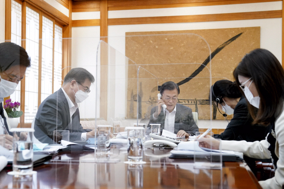 문재인 대통령이 12일 오전 청와대에서 조 바이든 미국 대통령 당선인과 전화통화하고 있다. 2020.11.12. 청와대 제공