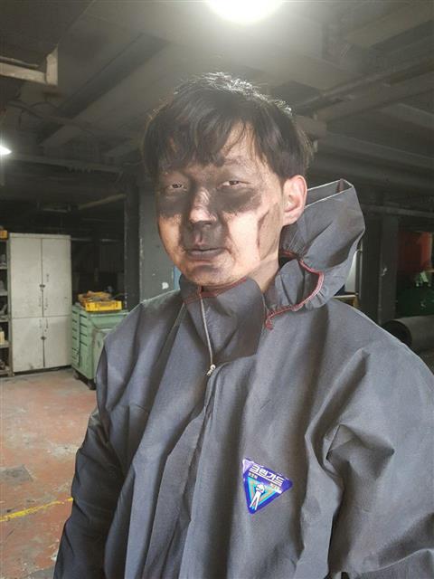 먼지로 얼룩진 하청 비정규직 노동자의 얼굴