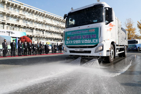 시연하는 대구시 살수차