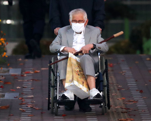 휠체어 타고 구치소 나오는 신천지 이만희 총회장