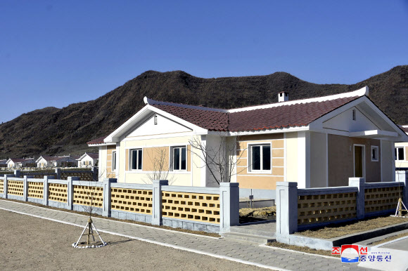 북한 김화군 ‘수해지역’서 새집들이 행사