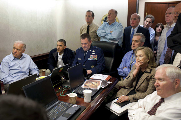 2011년 5월 파키스탄 아보타바드에서 벌어진 미군 해군 특수부대의 오사마 빈 라덴 사살 작전 진행을 백악관 벙커룸에서 지켜보는 버락 오바마 행정부의 핵심 인사들. 왼쪽 조 바이든 부통령, 오바마 대통령, 오른쪽 힐러리 클린턴 국무, 로버트 게이츠 국방 장관이 신중하게 작전 영상을 보고 있다. AP 자료사진 연합뉴스 