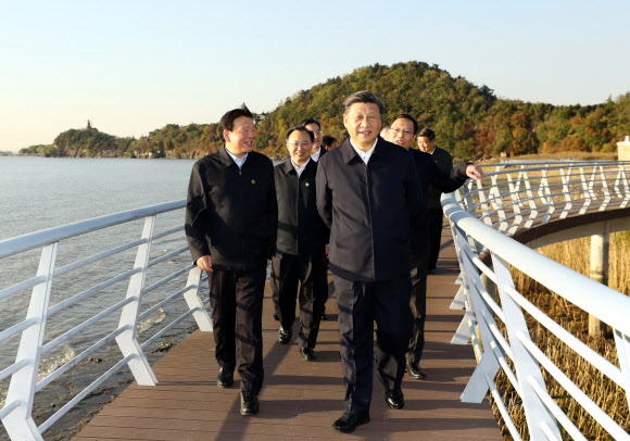 중국 상하이 푸동지구 개발 30주년을 맞아 동부 지역을 방문한 시진핑(오른쪽) 중국 국가주석이 12일 장쑤성 난통을 찾아 양쯔강 개발 현황을 살펴보고 있다. 난통 신화 연합뉴스