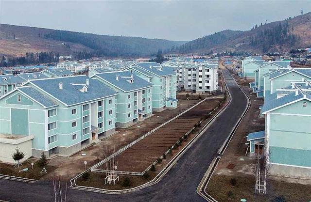 북한 양강도 삼지연시에 수천 세대의 새 문화주택들이 들어서 11~13일 입사 모임이 진행됐다고 노동당 기관지 노동신문이 14일 보도했다. 북한은 지난해 삼지연시 꾸리기 2단계 공사를 마무리하고 216사단 주도로 3단계 공사를 추진해왔다.  평양 노동신문=뉴스1